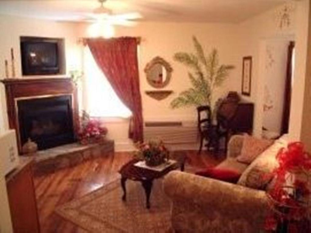 Black Forest Bed & Breakfast Helen Room photo