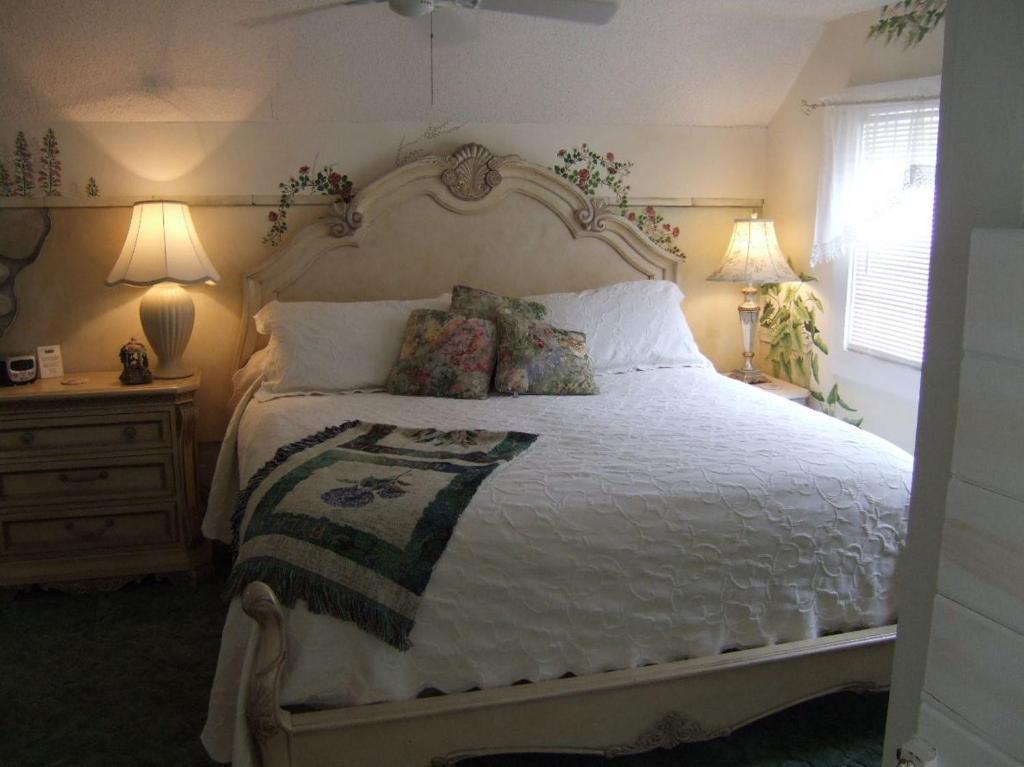 Black Forest Bed & Breakfast Helen Room photo