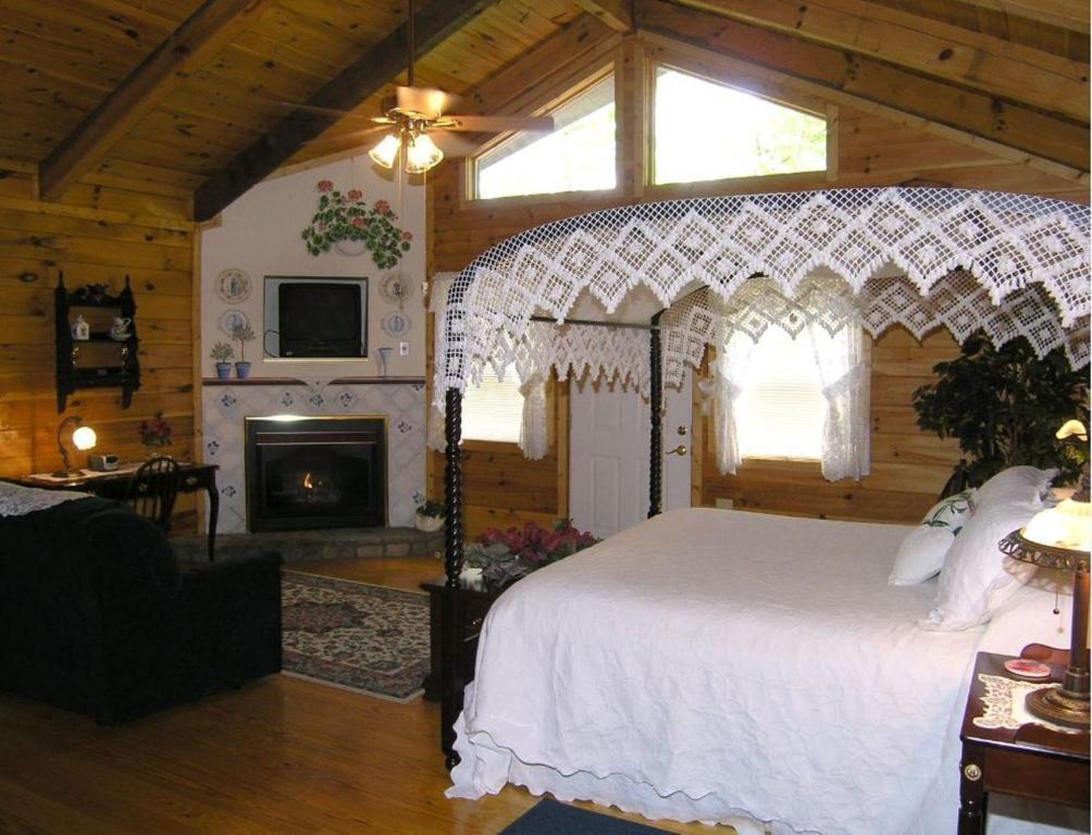 Black Forest Bed & Breakfast Helen Room photo