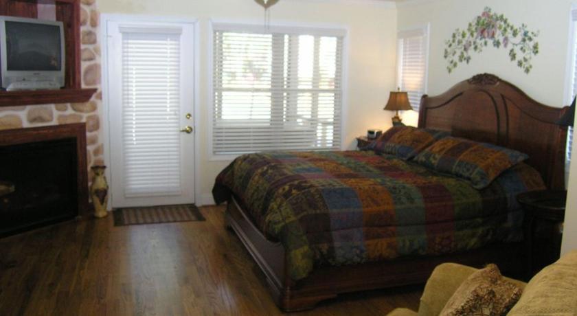 Black Forest Bed & Breakfast Helen Room photo